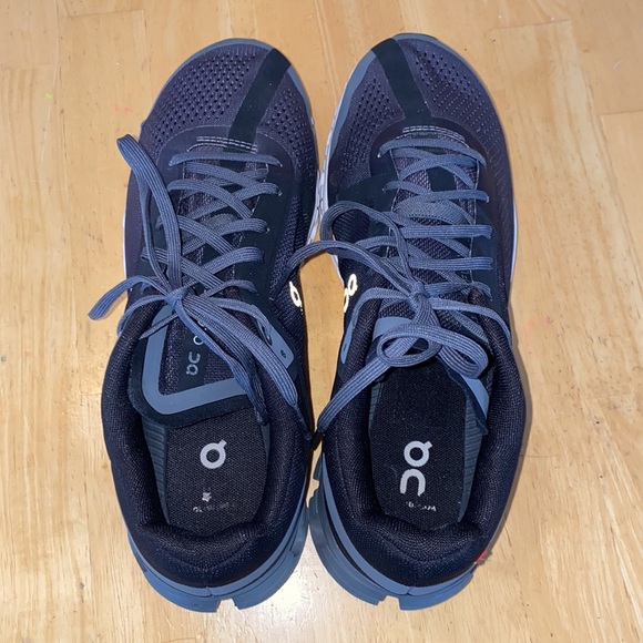 On cloud flow men’s running sneaker - Picture 2 of 5